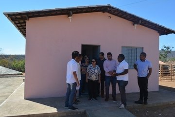 Regina Sousa visita casas construídas na comunidade